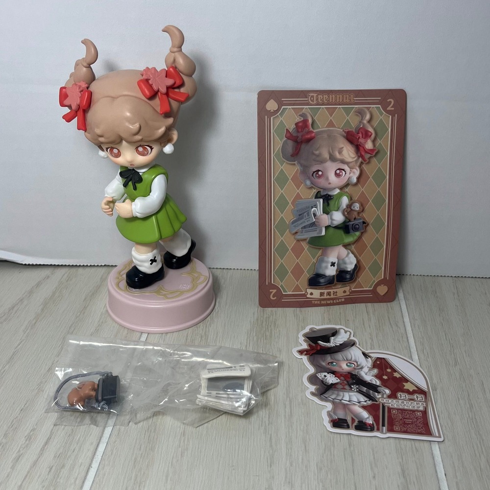 Simon Toys Teennar High School Student's Club Series News Club Figure Green Red